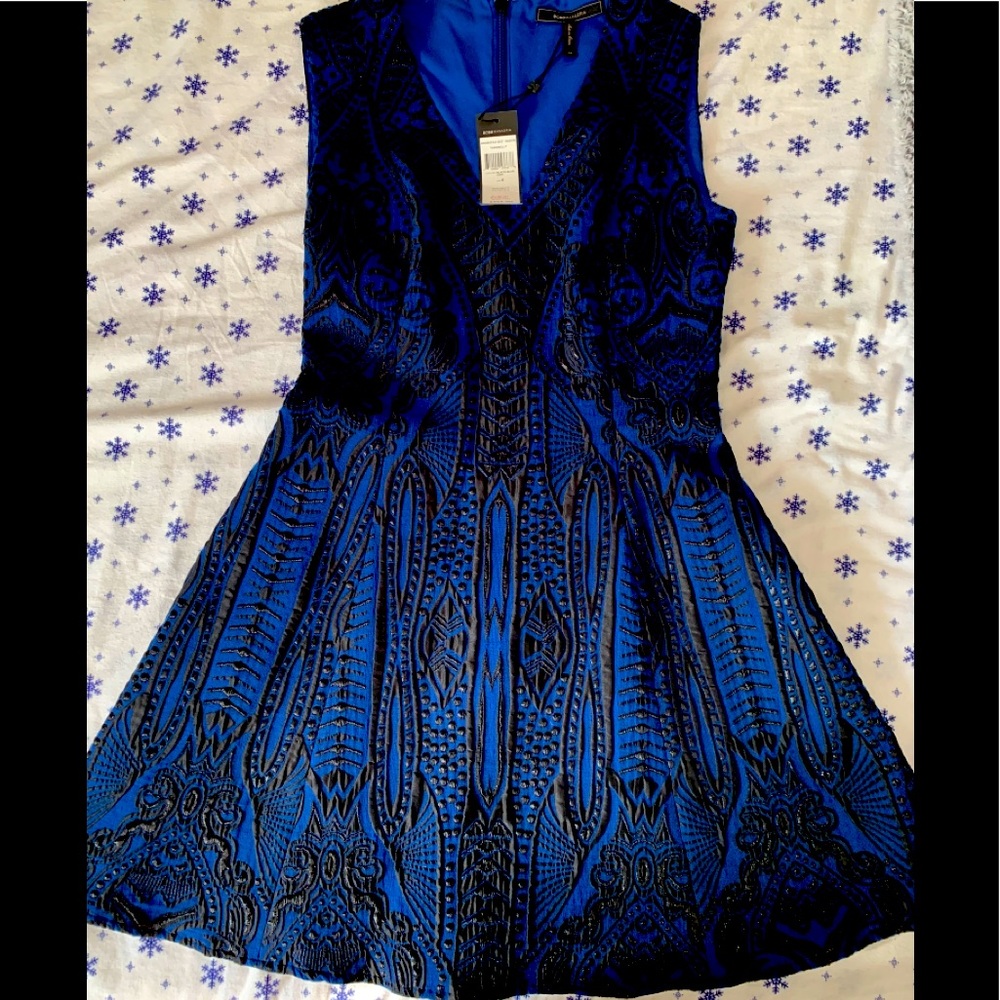BCBGMAXAZRIA Black & Blue V neck mini dress